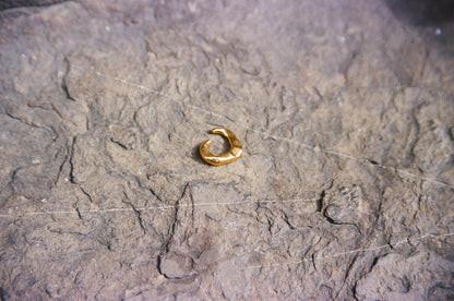 Structured Lūna Cuff Gold,  Close-Up